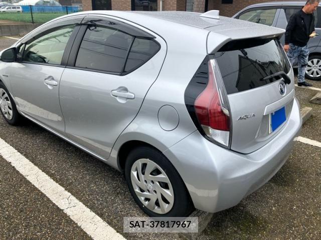 Toyota AQUA 2015-08 8034405-6