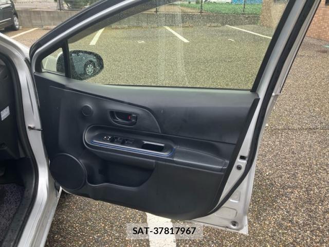 Toyota AQUA 2015-08 8034405-8