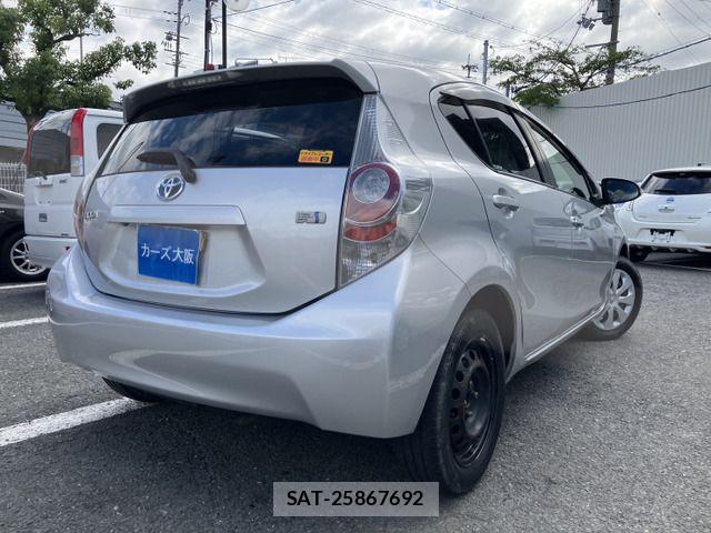 Toyota AQUA 2012-08 8072835-3