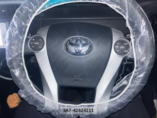 Toyota AQUA 2013-10 8072828-11