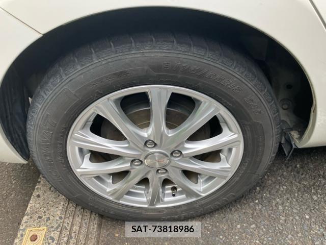 Toyota AQUA 2013-10 8072819-14