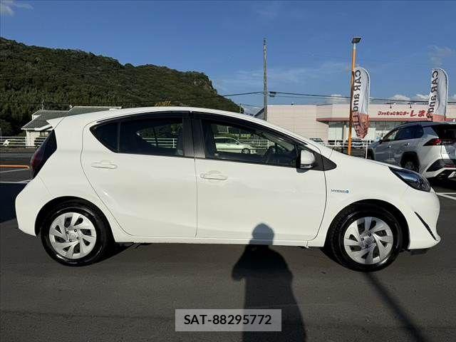 Toyota AQUA 2020-05 8072801-11