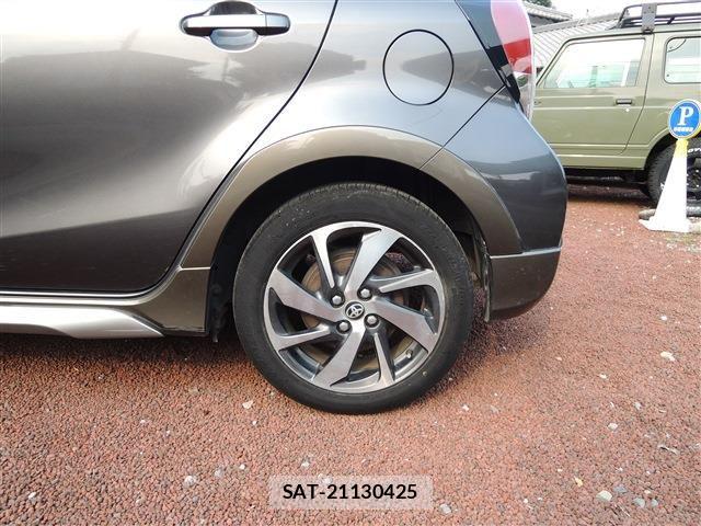 Toyota AQUA 2015-01 8072572-9