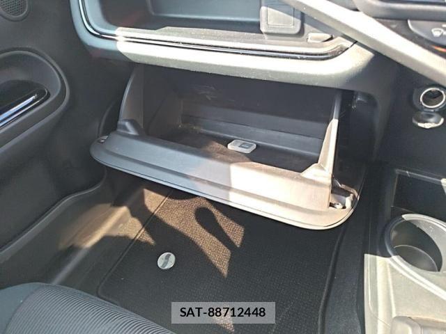 Toyota AQUA 2017-05 8072791-18