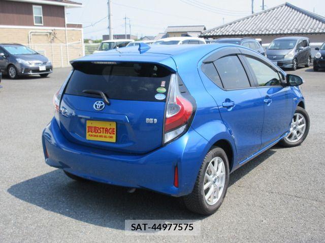 Toyota AQUA 2017-09 8072813-1