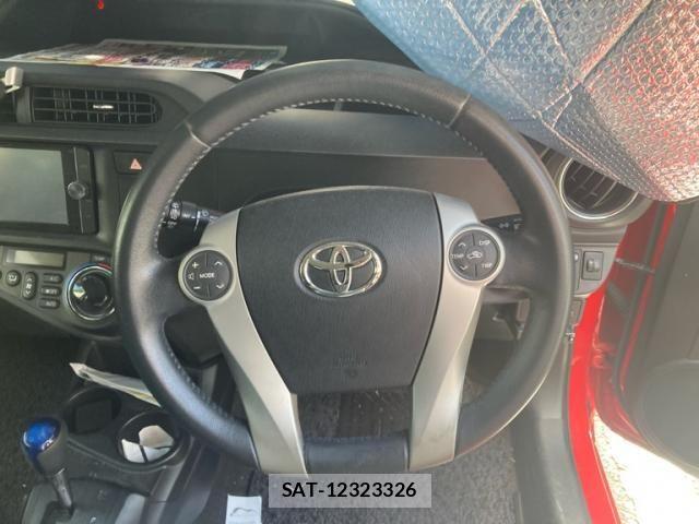 Toyota AQUA 2013-07 8072838-11