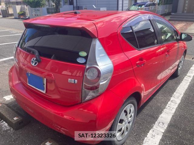 Toyota AQUA 2013-07 8072838-3