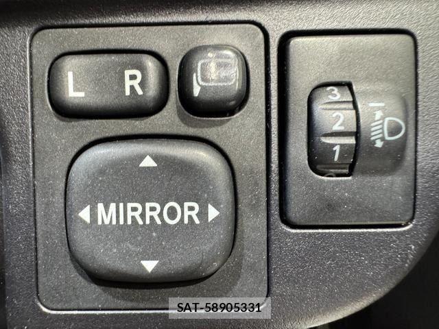 Toyota AQUA 2013-07 8072571-19