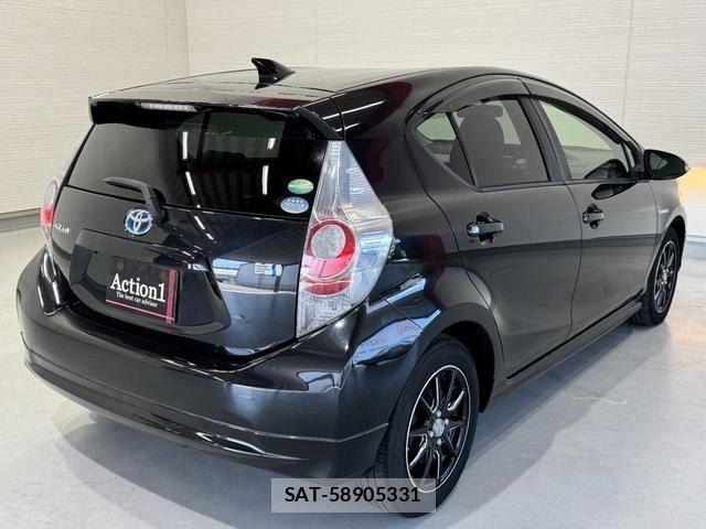 Toyota AQUA 2013-07 8072571-5