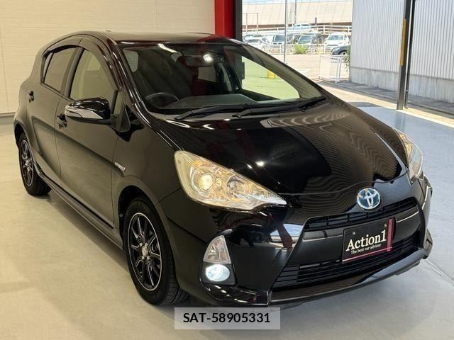 Toyota AQUA 2013-07 8072571-6