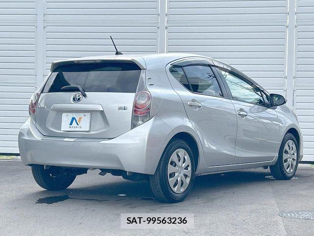 Toyota AQUA 2013-02 8072544-16