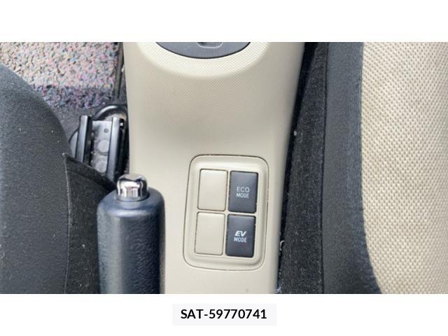 Toyota AQUA 2012-03 8072844-17
