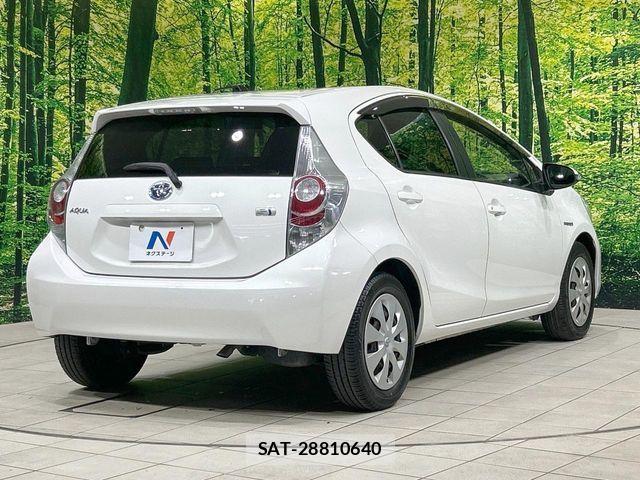 Toyota AQUA 2013-01 8072808-16