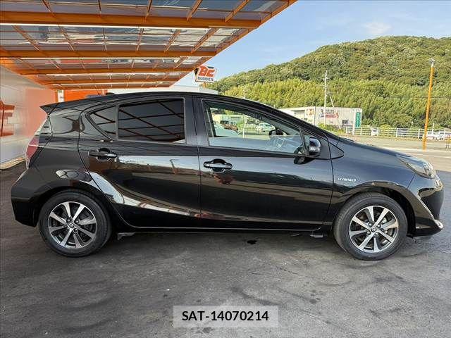 Toyota AQUA 2017-10 8072816-11