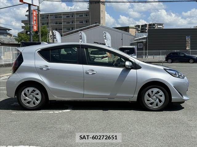 Toyota AQUA 2021-05 8072802-11