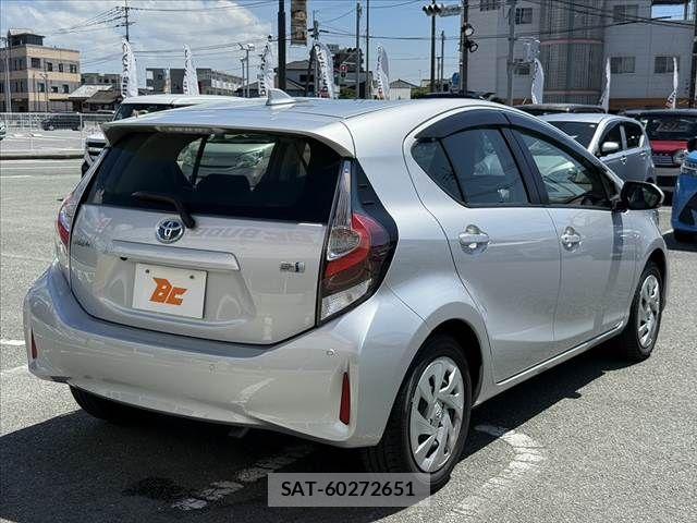 Toyota AQUA 2021-05 8072802-12