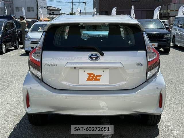 Toyota AQUA 2021-05 8072802-13