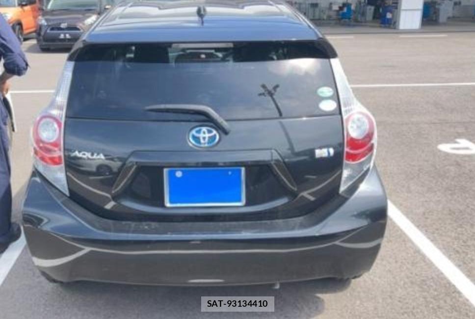 Toyota AQUA 2015-01 8069237-2