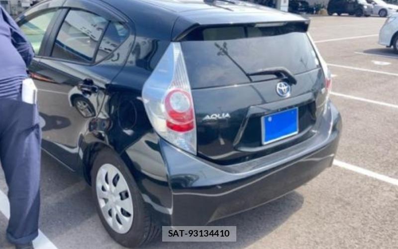 Toyota AQUA 2015-01 8069237-3