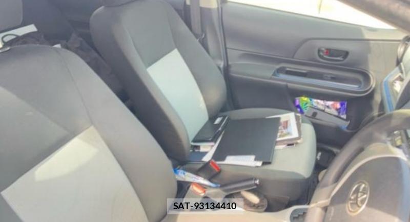 Toyota AQUA 2015-01 8069237-6