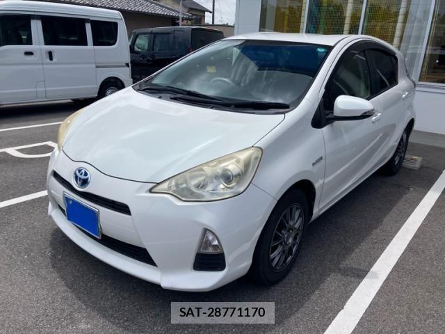 Toyota AQUA 2013-12 8072840-1