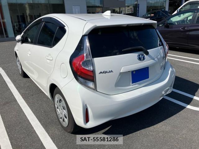 Toyota AQUA 2017-12 8072826-3