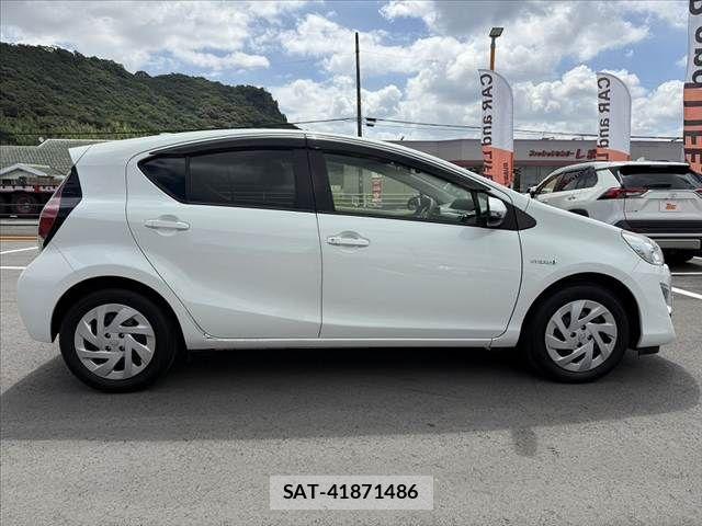 Toyota AQUA 2016-09 8072812-11