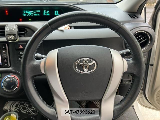 Toyota AQUA 2013-01 8072834-15