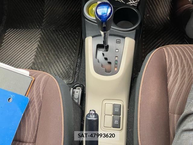 Toyota AQUA 2013-01 8072834-16
