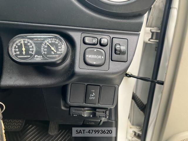 Toyota AQUA 2013-01 8072834-17
