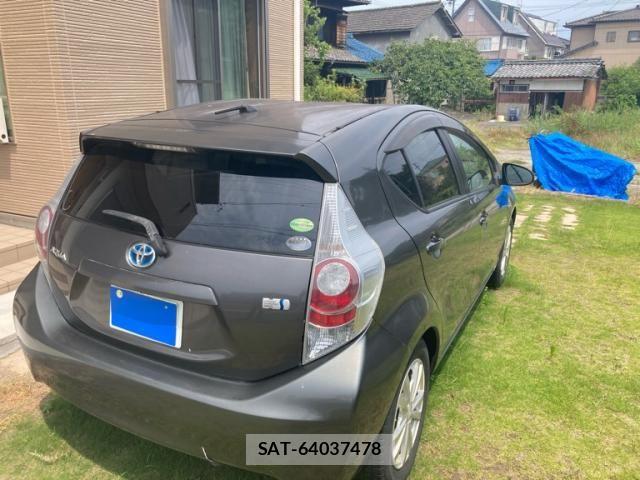 Toyota AQUA 2012-07 8098013-2