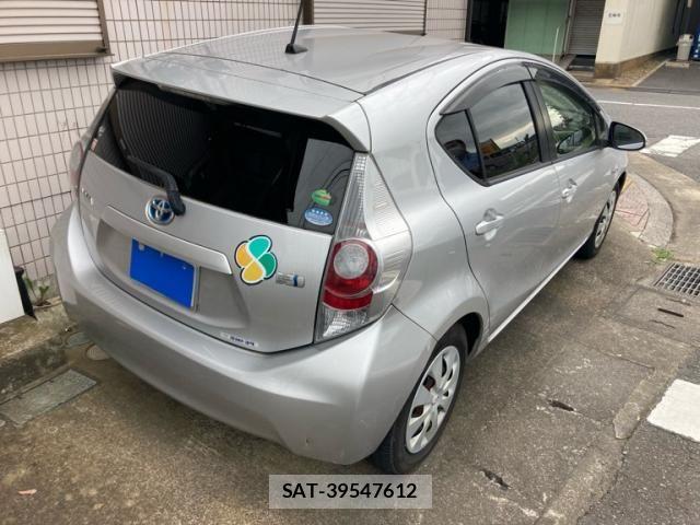 Toyota AQUA 2013-09 8098014-2