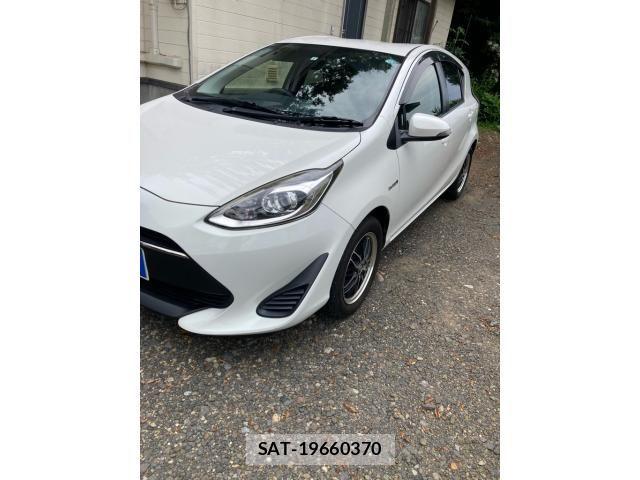 Toyota AQUA 2017-08 8097987-1