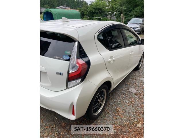 Toyota AQUA 2017-08 8097987-4