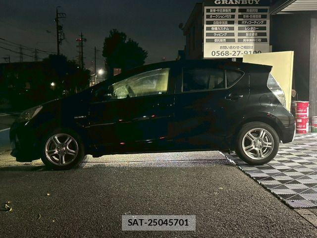 Toyota AQUA 2012-11 8097989-11