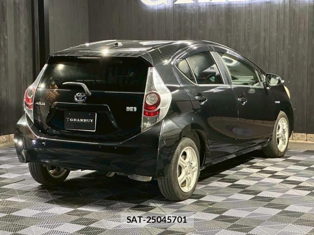 Toyota AQUA 2012-11 8097989-12
