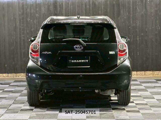 Toyota AQUA 2012-11 8097989-13