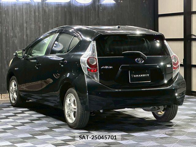 Toyota AQUA 2012-11 8097989-14