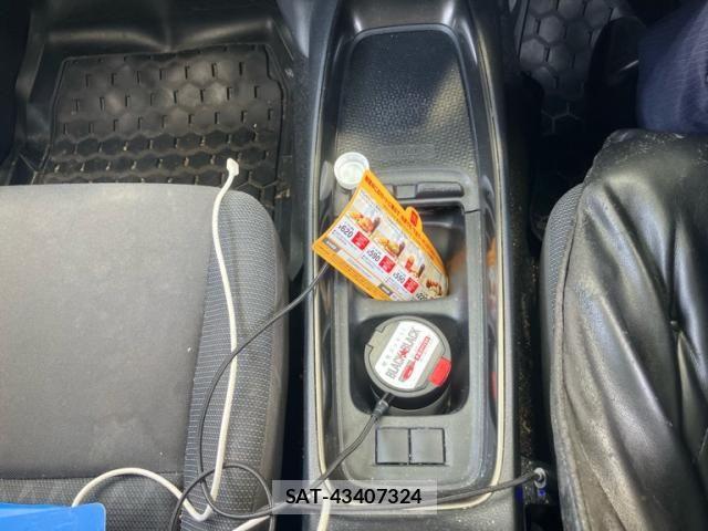 Toyota AQUA 2021-09 8097974-23