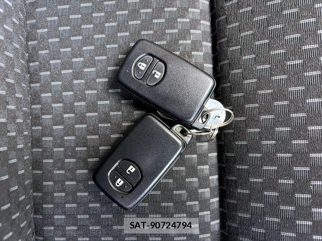 Toyota AQUA 2015-08 8097975-21