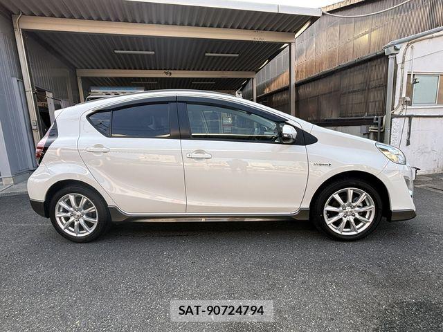 Toyota AQUA 2015-08 8097975-4