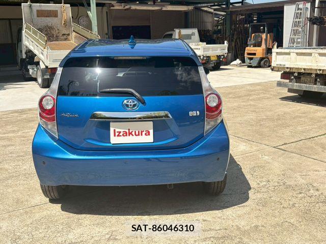Toyota AQUA 2013-01 8097982-13
