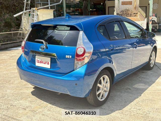 Toyota AQUA 2013-01 8097982-1