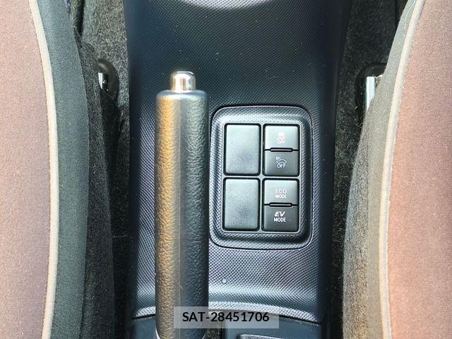 Toyota AQUA 2017-05 8097969-13