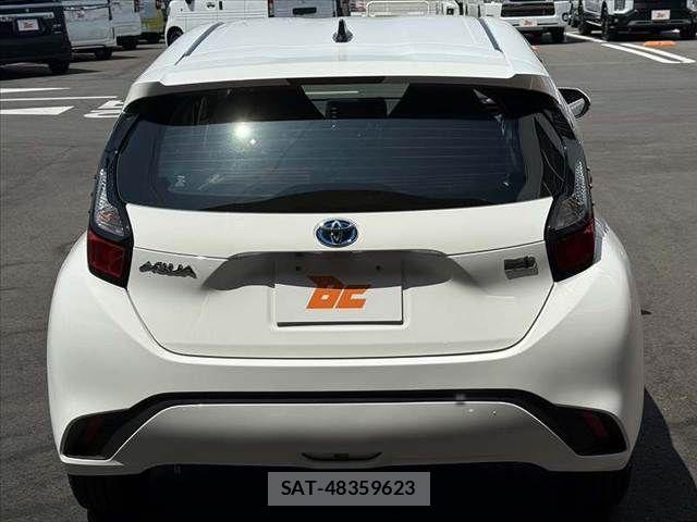Toyota AQUA 2023-06 8097968-13