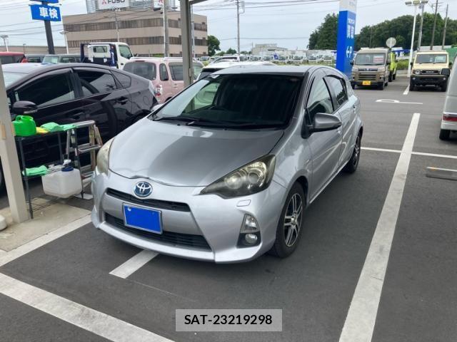 Toyota AQUA 2013-09 8098015-1