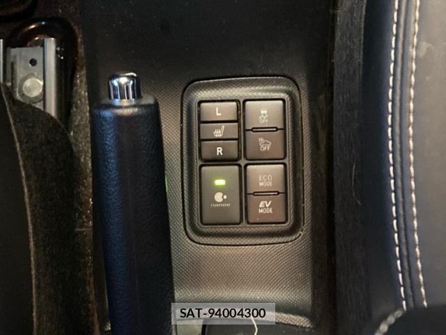 Toyota AQUA 2017-08 8097966-21