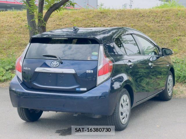 Toyota AQUA 2017-04 8097976-3