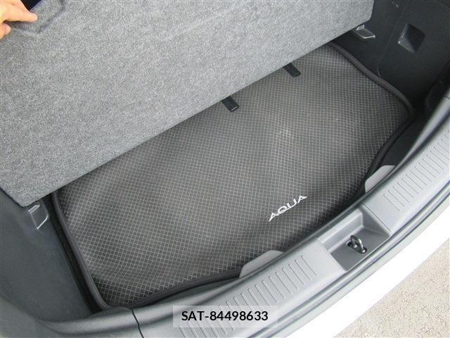 Toyota AQUA 2023-08 8097954-14