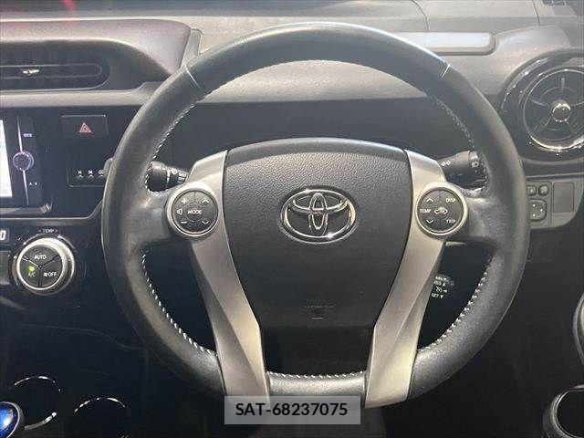 Toyota AQUA 2015-02 8128908-11